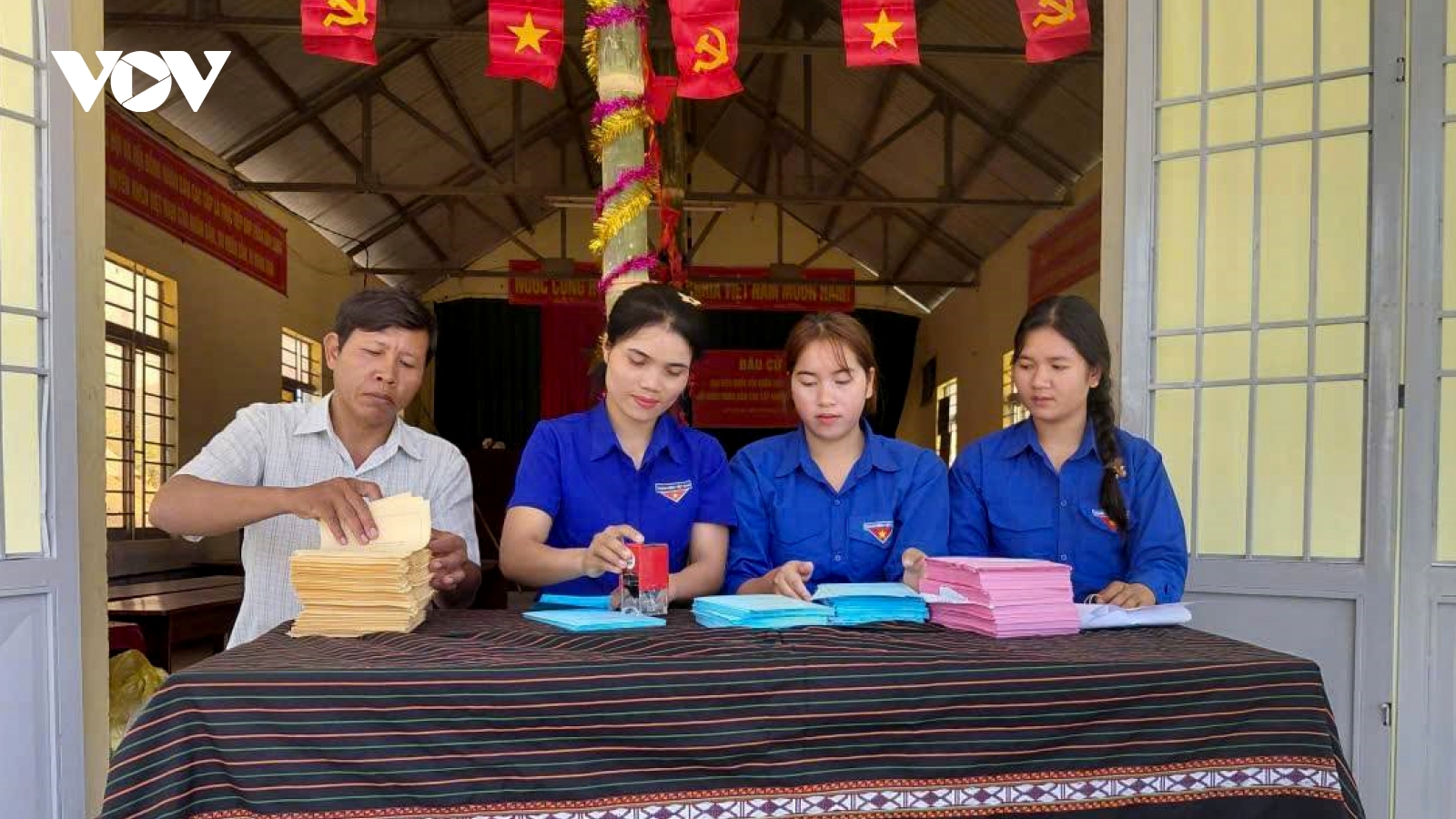 Khi buôn làng lên đèn, thanh niên Đắk Lắk vẫn rong ruổi tuyên truyền về bầu cử